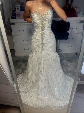 Y2k Vibe Vintage Bella by Tony Bowls Strapless Prom Gown - Size 2